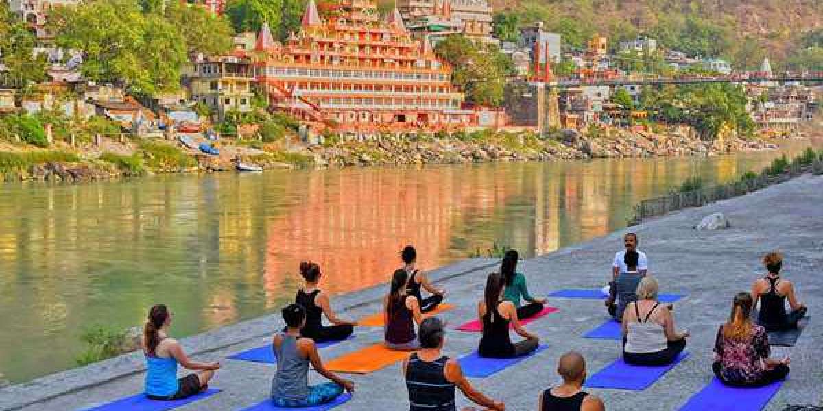 7 Reasons to Join a Yoga Retreat in Rishikesh This Year